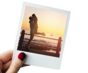 Impressão De Fotos Couchê Fosco 210g Com Verniz Uv Total Frente Modelo Polaroid (100x75mm)