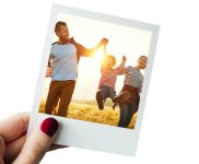 Impressão De Fotos Couchê Fosco 210g Com Verniz Uv Total Frente Modelo Polaroid (100x75mm)